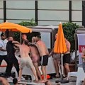 Snimak grupne tuče na bazenu, pesnice lete na sve strane: Ne zna se ko koga bije pred zabezeknutim turistima