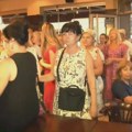 Red za kafu na skupu podrške vlasniku razlupanog lokala u Valjevu: Skandira se „niko nije sam“, „pumpaj“