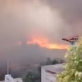 (Video) Crni oblaci dima prekrili sunce, vatra guta kuće! Veliki požar blizu Atine, avioni nadleći, ljudi beže: "Umalo da…