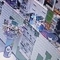 Drama na Dorćolu: Razbojnici upali u apoteku, jedan napao radnicu, drugi otimao novac, nisu prezali od kamera