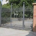 "Zaključao školu, raselio đake, krije diplome novih profesora": Optužbe na račun direktora Jovine gimnazije