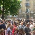 (Foto, video) Humanost na školskom platou Ovo je danas najlepša slika Beograda: Učenici OŠ "Drinka Pavlović" održali lekciju…