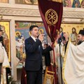 VLADIKA ARSENIJE URUČIO SIMBOL POBEDE GRADONAČELNIKU: Hiljade Nišlija u litiji za gradsku slavu