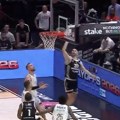 (VIDEO) Verovali ili ne: Kalates je odavde postigao koš