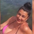 "Godine joj ništa ne mogu" Srpska pevačica se skinula u sedmoj deceniji, pozira u roze bikiniju, obline sevaju na sve strane…