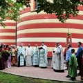 Paraćinska crkva obeležila slavu: Veliki broj vernika u Hramu Svete Trojice (foto)
