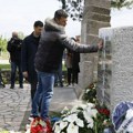 Godišnjica ubistva u Malom Orašju i Duboni: Cveće položili i roditelji dece ubijene u "Ribnikaru"