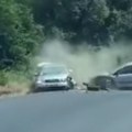 Jeziva saobraćajna nesreća kod Velike Plane Sudarila se dva automobila, delovi rasuti po putu (foto)