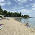 Dve ležaljke i suncobran 60 evra! Violetu šokirale cene na grčkoj plaži: Okrenula se i otišla, a ubrzo našla raj skoro za…