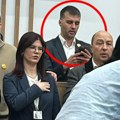 Da nije smešno, bilo bi tužno! Savo Manojlović čita tekst himne sa mobilnog telefona - bruka i sramota (foto)