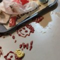 Porodica došla na ručak u restoran i otišla, a konobaru na stolu ostavila „iznenađenje“: „Dokaz da smo uništili decu i krivi…