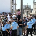 Majka i otac slomljeni od bola - sahranjuju dva sina: Na stotine ljudi ispred kapele na bdenju Diogu Žoti i njegovom bratu