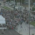 Napeta atmosfera ispred Skupštine, dolazak grupe muškaraca i policije