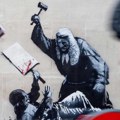 Benksijev novi mural na zidu zgrade Kraljevskog suda pravde u Londonu