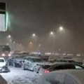 Sneg okovao Poljsku: Kolona vozila duga 20 kilometara - stotine ljudi ostale zarobljene u svojim automobilima (video)