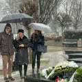 Oni se ne odvajaju od uplakane Goce: Sin Mihailo je drži za ruku, snajka za drugu: Tužan prizor u Aleji