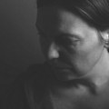 Majka mrtvog sina držala u naručju 24 sata zbog nesporazuma sa pogrebnikom: Porodična tragedija potresla Grčku