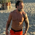 Brutalno građeno telo podiglo temperaturu do usijanja! Seka Aleksić snimala Veljka na plaži sa daskom za surfovanje, a pored…