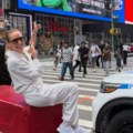 Jelena Đoković nosi patike brenda koji je u vlasništvu Federera, pozirala u Njujorku u beloj trenerci, istopila se kad je…