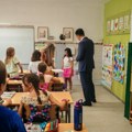 ŠKOLSKE KLUPE PONOVO PUNE OSMEHA: Pavlović sa đacima – „Najvažnije je drugarstvo“