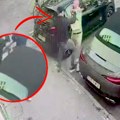 Uznemirujući snimak krvavog napada u Novom Sadu! Čekao da izađe iz kola, zverski ga udarao i vukao za ruku, a onda potegao nož…