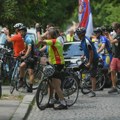 Studenti pedaliraju do Zrenjanina gde ih večeras dočekuju građani: Od Sečnja im se u vožnji pridružuje Ilija Srdanović, prvi…