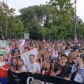 Jeziv transparent na protestu: Poruka Vučiću da se smrzneš (foto)