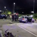 Teška nesreća kod Plavog mosta Čovek leži na putu, auto prevrnut na krov, hitna pomoć na licu mesta