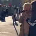 Bisera Veletanlić (81) peva na ulici: Pevačica napravila haos u centru grada, ljudi se odmah okupili oko nje (video)