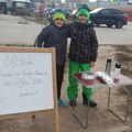 Ni zima ih ne sprečava: Dečaci Adam i Dimitrije prodaju čaj kako bi sakupili novac za Nađino lečenje