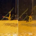 Brutalna tuča na zvezdari! Preprečio mu put i izleteo iz "merdecesa" - sevale pesnice nasred ulice (video)