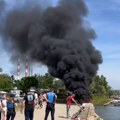 Crni dim kulja sa novog Beograda: Jeziv požar na šetalištu, stigli vatrogasci (foto/video)