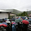 Roditelji sa decom na protestu ispred Sportske hale u Severnoj Mitrovici FOTO