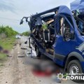 Rusi pogodili minibus pun putnika u jeku pregovora: Najmanje devet mrtvih, stravične slike sa lica mesta (foto)