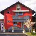 Gastarbajterska kuća u Gradišci postala hit: Na njoj zlatni mural najpoznatijeg manastira, a ispred dva zlatna lava