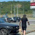 Paparaco! Dok Ana uživa Rale nosi kese iz marketa! Uhvatili smo kompozitora u nabavci: Vozi pevačicin auto i dok ona se sunča…