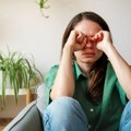 Stalno suzenje očiju: Uzroci, rešenja i kada se javiti lekaru