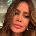 "Ovaj je osvojio premiju na lutriji": Sofija Vergara uhvaćena s 14 godina mlađim, svi komentarišu ovaj snimak (Video)