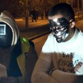 Protest ispred Informera: Istekao rok Draganu J. Vučićeviću za izvinjenje zbog „16 šatro žrtava“, počeo performans