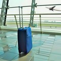 Muškarac pokušao da se ukrca u avion s mrtvom suprugom! Službenici slučajno otkrili užas, on za sve okrivio aerodrom: Ono što…