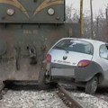 Nezgoda na pružnom prelazu u Požarevcu: Voz udario u automobil, dve osobe povređene