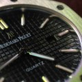 Ljudi kampovali ispred radnji zbog novog Swatch x AP sata, šta je izazvalo pomamu?