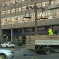 Šapićevo iznenađene postavljeno na kružnom toku na Terazijama