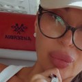 Cecu niko nije prepoznao na aerodromu: Pevačica sa kačketom i naočarima prošla potpuno neopaženo