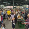 Mala pijaca ponovo puna ljudi: 26. Noćni bazar okupio brojne Zrenjanince, vreme ipak poslužilo 26. Noćni bazar