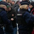 (Foto) Francuska pojačava bezbednost pred proteste, prodavnice u Parizu postavljaju zaštitne panele i sklanjaju robu