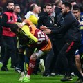 Izbila žestoka tuča posle derbija: Sevale pesnice, policija uletela na teren