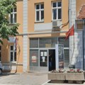 Opštinska većnica napala nekoliko osnovaca ispred prostorija SNS u Topoli