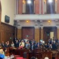 Хаотичан почетак седнице парламента: Посланици дела опозиције протестују против министра Мартиновића, траже да напусти…