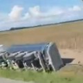 VIDEO: Kamion sleteo s auto-puta kod Vrbasa i prevrnuo se, u toku izvlačenje